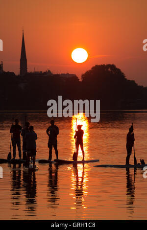 Hamburg, Deutschland. 8. Sep, 2016. Paddler auf der Alster während Sundawn in Hamburg, Deutschland, 8. September 2016 aufzustehen. Foto: CHRISTIAN CHARISIUS/Dpa/Alamy Live News Stockfoto