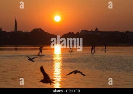 Hamburg, Deutschland. 8. Sep, 2016. Paddler auf der Alster während Sundawn in Hamburg, Deutschland, 8. September 2016 aufzustehen. Foto: CHRISTIAN CHARISIUS/Dpa/Alamy Live News Stockfoto