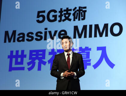 Tokio, Japan. 8. Sep, 2016. Japans Mobilkommunikation Riese Softbank technische Direktor Hidefumi Kitahara kündigt das Unternehmen startet die neue fünfte Generation (5G) mobile Kommunikation Sevice Massive MIMO vom 16. September in Tokio auf Donnerstag, 8. September 2016. Softbank auch Annouced der neue Tarif von 20GB für 6.000 Yen. © Yoshio Tsunoda/AFLO/Alamy Live-Nachrichten Stockfoto