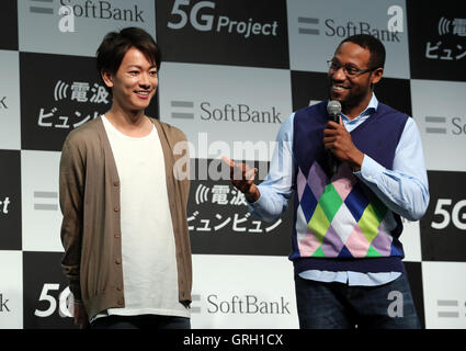 Tokio, Japan. 8. Sep, 2016. Japanischer Schauspieler Takeru Sato und US-amerikanischer Schauspieler Dante Carver mit einem Lächeln sie Softbank es neues Tarif "Giga-Monster", 20 GB für 6.000 Yen pro Monat in Tokio auf Donnerstag, 8. September 2016 bekannt. Softbank auch Annouced sie startet die fünfte Generation (5G) mobile Kommunikation service Massive MIMO in diesem Monat © Yoshio Tsunoda/AFLO/Alamy Live News Stockfoto