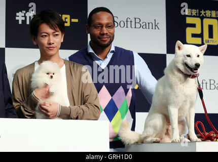 Tokio, Japan. 8. Sep, 2016. Japanischer Schauspieler Takeru Sato und US-amerikanischer Schauspieler Dante Carver mit einem Lächeln sie Softbank es neues Tarif "Giga-Monster", 20 GB für 6.000 Yen pro Monat in Tokio auf Donnerstag, 8. September 2016 bekannt. Softbank auch Annouced sie startet die fünfte Generation (5G) mobile Kommunikation service Massive MIMO in diesem Monat © Yoshio Tsunoda/AFLO/Alamy Live News Stockfoto