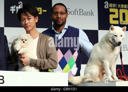 Tokio, Japan. 8. Sep, 2016. Japanischer Schauspieler Takeru Sato und US-amerikanischer Schauspieler Dante Carver mit einem Lächeln sie Softbank es neues Tarif "Giga-Monster", 20 GB für 6.000 Yen pro Monat in Tokio auf Donnerstag, 8. September 2016 bekannt. Softbank auch Annouced sie startet die fünfte Generation (5G) mobile Kommunikation service Massive MIMO in diesem Monat © Yoshio Tsunoda/AFLO/Alamy Live News Stockfoto