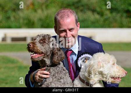 London, UK. 8. September 2016. Jonathan Reynolds MP (Labour: Stalybridge, Hyde, Mossley, Longdendale & Dukinfield) Gewinner des Westminster Dog von das Jahr 2016 mit Clinton und Kennedy. Bildnachweis: PjrNews/Alamy Live-Nachrichten Stockfoto