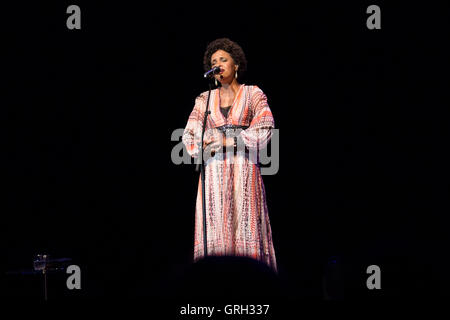 Lissabon, Portugal. 7. September 2016. Brasilianische Sängerin Teresa Cristina Credit: Alexandre de Sousa/Alamy Live News Stockfoto