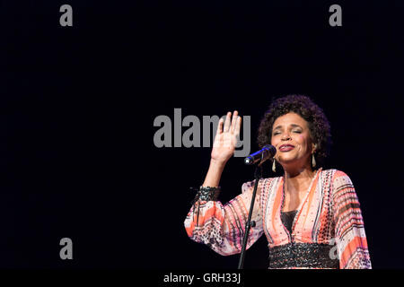 Lissabon, Portugal. 7. September 2016. Brasilianische Sängerin Teresa Cristina Credit: Alexandre de Sousa/Alamy Live News Stockfoto