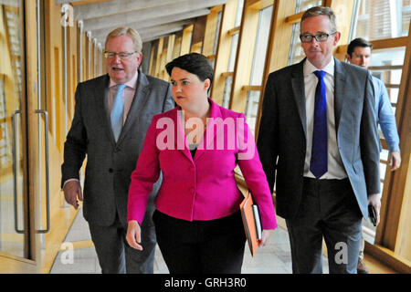 Edinburgh, Schottland, Vereinigtes Königreich, 08, September 2016. Schottische konservative Führer Ruth Davidson auf ihrem Weg zum ersten Minister Fragen in das schottische Parlament mit Kollegen Jackson Carlaw (L) und John Lamont (R) Credit: Ken Jack / Alamy Live News Stockfoto