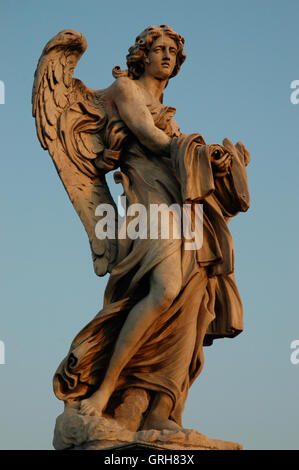 Engel mit einem Kleidungsstück und Würfel von Paolo Naldini auf Ponte Sant'angelo, Rom Stockfoto