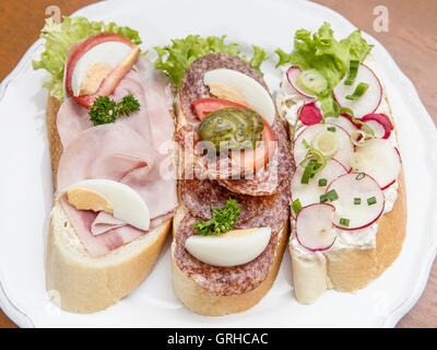 3 belegte Brötchen typischen tschechischen Stil auf einem Teller Stockfoto