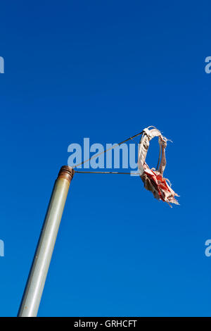 abgenutzt, Windsack gegen blauen Himmel Stockfoto