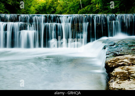 Wasser fließt über eine alte Mühle Dame am Fluss Nolin in White Mills, Kentucky. Stockfoto