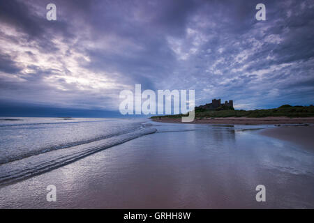 Sonnenaufgang am Strand von Bamburgh, Northumberland England UK Stockfoto