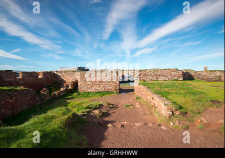 Die Ruinen der Burg im Hafen von Dunbar, East Lothian, Schottland UK Stockfoto