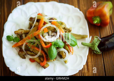 warmer Salat von gebratenen Auberginen mit Paprika Stockfoto