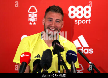 Nottingham Forest Neuzugang Nicklas Bendtner bei einem Fototermin im City Ground, Nottingham. PRESSEVERBAND Foto. Bild Datum: Mittwoch, 7. September 2016. Nottingham Forest haben die Unterzeichnung des ehemaligen Arsenal-Stürmer Nicklas Bendtner auf einen zwei-Jahres-Vertrag abgeschlossen. Sehen Sie PA Geschichte Fußball Wald. Bildnachweis sollte lauten: Simon Cooper/PA Wire. Einschränkungen: EDITORIAL verwenden nur keine unbefugten Audio, Video, Daten, Spielpläne, Verbandsliga/Logos oder "live"-Dienste. Im Spiel Onlinenutzung beschränkt auf 75 Bilder, keine video Emulation. Keine Verwendung in Wetten, Spiele oder einzelne Club/Liga/spielen Stockfoto