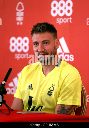 Der neue Signing Nicklas Bendtner von Nottingham Forest während einer Fotoanfertigung auf dem City Ground, Nottingham. DRÜCKEN SIE VERBANDSFOTO. Bilddatum: Mittwoch, 7. September 2016. Nottingham Forest hat die Unterzeichnung des ehemaligen Arsenal-Stürters Nicklas Bendtner im Rahmen eines zweijährigen Vertrags abgeschlossen. Siehe PA Story SOCCER Forest. Bildnachweis sollte lauten: Simon Cooper/PA Wire. EINSCHRÄNKUNGEN: Keine Verwendung mit nicht autorisierten Audio-, Video-, Daten-, Fixture-Listen, Club-/Liga-Logos oder „Live“-Diensten. Online-in-Match-Nutzung auf 75 Bilder beschränkt, keine Videoemulation. Keine Verwendung bei Wetten, Spielen oder Einzelklubs/Liga/Spielen Stockfoto