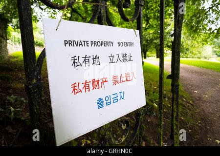 Melden Sie am Arlington Row, Bibury an, die Cotswolds-Warnung des privaten Eigentums in Chinesisch und Koreanisch, England, Vereinigtes Königreich Stockfoto