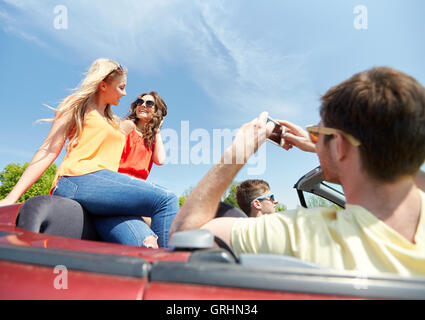 Freunde im Auto fahren und fotografieren Stockfoto