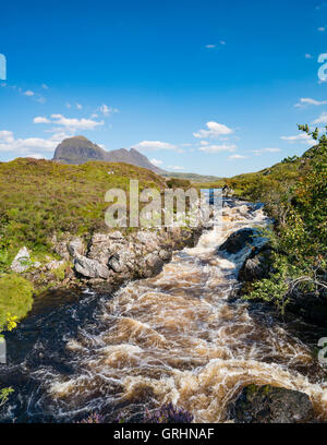 Blick auf den Fluss Kirkaig und Suilven Mountain in Assynt, Sutherland, Highland, Schottland, Vereinigtes Königreich Stockfoto