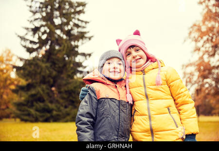 glückliche kleine Mädchen und jungen im Herbst park Stockfoto