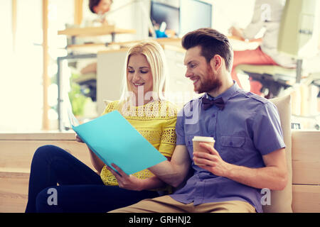 Büroangestellte mit Ordner und Kaffee Stockfoto