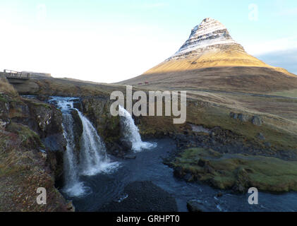 Kirkjufellsfoss Wasserfall und Berg Kirkjufell in Island Stockfoto