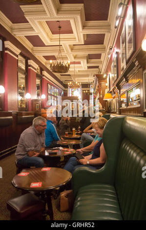 Innere der Krone Posada Pub, 31 Seiten, Newcastle-upon-Tyne, England Stockfoto