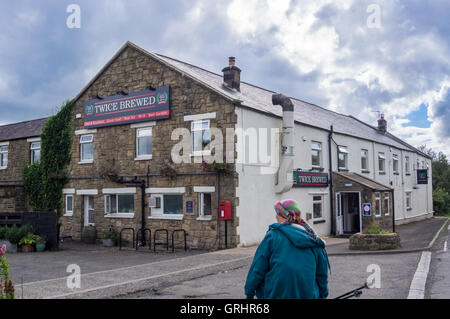 Ein Wanderer angekommen zweimal gebraut Inn, einmal gebraut, Cumbria, England Stockfoto