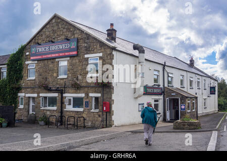 Ein Wanderer angekommen zweimal gebraut Inn, einmal gebraut, Cumbria, England Stockfoto