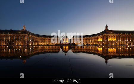 Place De La Bourse bei Nacht, Bordeaux, Gironde, Aquitanien, Frankreich, Europa Stockfoto