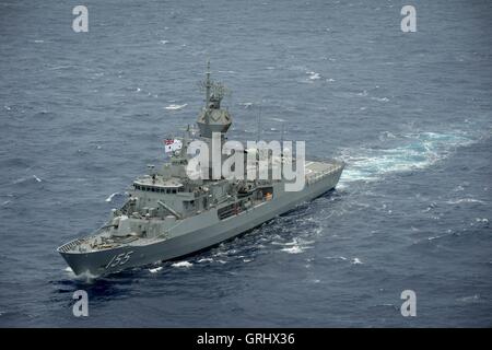 Royal Australian Navy Anzac-Klasse Fregatte dampft HMAS Ballarat in engen Formation während der Rand der pazifischen Übungen 28. Juli 2016 in und rund um die Inseln von Hawaii und Südkalifornien. Stockfoto