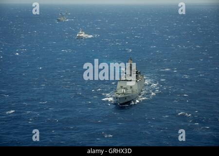 Indische Marine Shivalik-Klasse Stealth-Fregatte, die INS Satpura in engen Formation während der Rand des Pazifiks dampft übt 28. Juli 2016 in und rund um die Inseln von Hawaii und Südkalifornien. Stockfoto