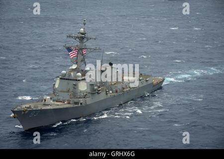 US Navy Arleigh Burke-Klasse geführte Flugkörper Zerstörer USS Howard dampft in engen Formation während der Rand der pazifischen Übungen 28. Juli 2016 in und rund um die Inseln von Hawaii und Südkalifornien. Stockfoto