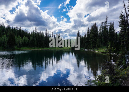 Wolken reflektiert auf Elizabeth See Stockfoto