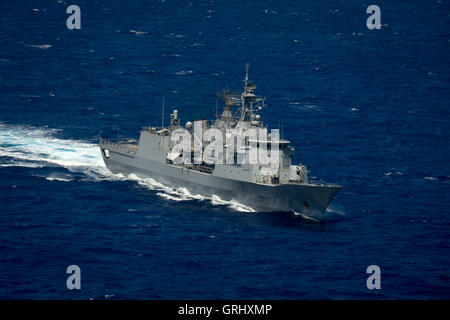 Royal New Zealand Navy Schiff HMNZS Te Kaha dampft in engen Formation während der Rand der pazifischen Übungen 28. Juli 2016 in und rund um die Inseln von Hawaii und Südkalifornien. Stockfoto