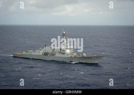 US Navy Lenkwaffenzerstörer USS Chung-Hoon dampft in engen Formation während der Rand der pazifischen Übungen 28. Juli 2016 in und rund um die Inseln von Hawaii und Südkalifornien. Stockfoto