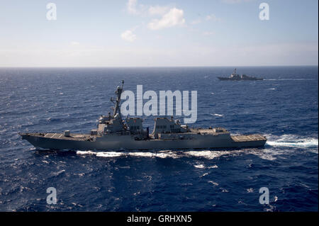 US Navy Arleigh Burke-Klasse geführte Flugkörper Zerstörer USS Pinckney dampft in engen Formation während der Rand der pazifischen Übungen 28. Juli 2016 in und rund um die Inseln von Hawaii und Südkalifornien. Stockfoto