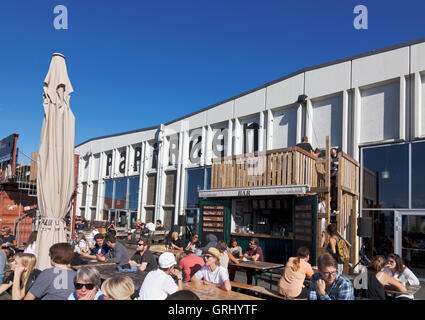 Bar und draußen sitzen im lokal und erste echte Straße Lebensmittel Markt Papirøen, Papier-Insel, Essen aus allen Ecken der Welt. Kopenhagen-Street Food Stockfoto