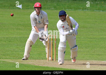 Shahbaz Khan in Aktion für Harold Wood während Harold Wood CC Vs Billericay CC Shepherd Neame Essex League Cricket im Harold Wood Park am 14. Mai 2016 zu zucken Stockfoto