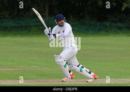 Shahbaz Khan in Aktion für Harold Wood während Harold Wood CC Vs Billericay CC Shepherd Neame Essex League Cricket im Harold Wood Park am 14. Mai 2016 zu zucken Stockfoto