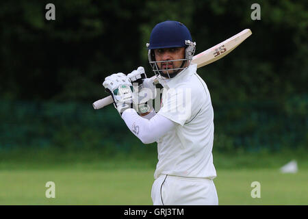 Shahbaz Khan in Aktion für Harold Wood während Harold Wood CC Vs Billericay CC Shepherd Neame Essex League Cricket im Harold Wood Park am 14. Mai 2016 zu zucken Stockfoto