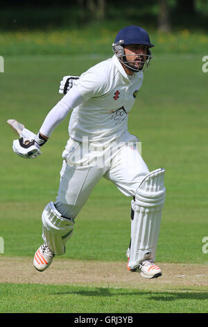 Shahbaz Khan in Aktion für Harold Wood während Harold Wood CC Vs Billericay CC Shepherd Neame Essex League Cricket im Harold Wood Park am 14. Mai 2016 zu zucken Stockfoto