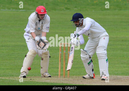 Shahbaz Khan in Aktion für Harold Wood während Harold Wood CC Vs Billericay CC Shepherd Neame Essex League Cricket im Harold Wood Park am 14. Mai 2016 zu zucken Stockfoto