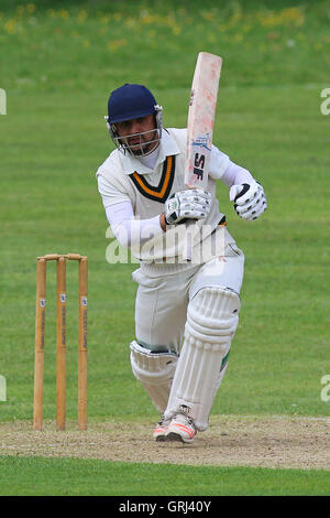 Shahbaz Khan in Aktion für Harold Wood während Harold Wood CC Vs Billericay CC Shepherd Neame Essex League Cricket im Harold Wood Park am 14. Mai 2016 zu zucken Stockfoto