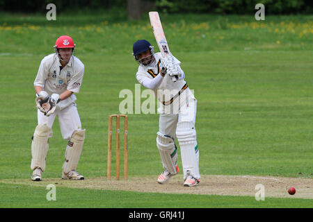 Shahbaz Khan in Aktion für Harold Wood während Harold Wood CC Vs Billericay CC Shepherd Neame Essex League Cricket im Harold Wood Park am 14. Mai 2016 zu zucken Stockfoto