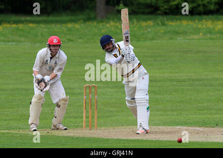 Shahbaz Khan in Aktion für Harold Wood während Harold Wood CC Vs Billericay CC Shepherd Neame Essex League Cricket im Harold Wood Park am 14. Mai 2016 zu zucken Stockfoto