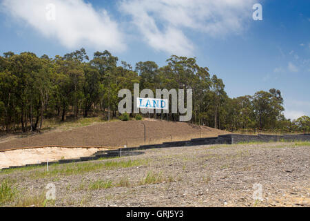 Land Zeichen Land für Verkauf Eigentum Entwicklung Land Verkauf Eukalyptus Bäume Wald Busch Buschland hinter New South Wales Australien Stockfoto