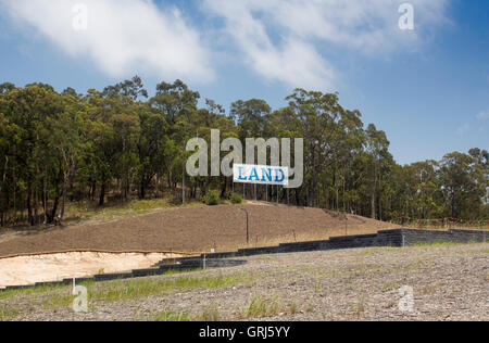 Land Zeichen Land für Verkauf Eigentum Entwicklung Land Verkauf Eukalyptus Bäume Wald Busch Buschland hinter New South Wales Australien Stockfoto