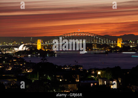 Sydney Harbour Bridge und Opera House bei Sonnenuntergang Nacht Dämmerung von Dudley Seite Reserve Sydney New South Wales NSW Australia Stockfoto