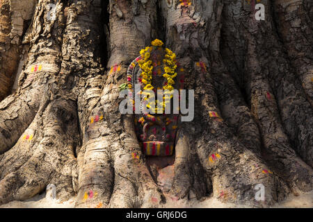 Eine Schlange Idol oder Schrein gesehen vor dem Wassertor neben dem Gangadharshwera Tempel. Srirangapatna. Mysore Stockfoto