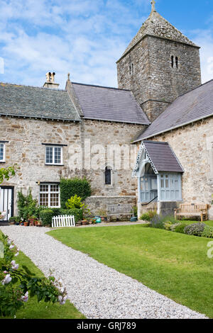 Der einladende Eingang an der Priory-Kirche von St. Seiriol, Penmon, Anglesey, Wales, UK Stockfoto